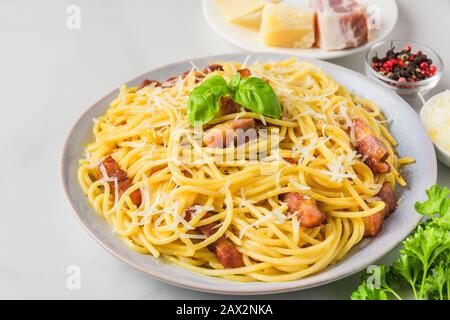 Pâtes Carbonara, spaghetti avec guanciale, oeuf, parmesan dur et persil. Cuisine italienne traditionnelle. Gros plan Banque D'Images