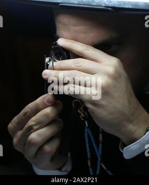 Ramat Gan, Israël. 10 février 2020. Un homme examine un diamant lâche pendant la semaine internationale du diamant en Israël (IDWI) à Ramat Gan, en Israël, le 10 février 2020. L'IDWI s'est ouvert lundi à Ramat Gan sur l'immense espace commercial de la bourse de diamants d'Israël. Des centaines d'entreprises israéliennes et internationales de diamants assistent à l'événement qui se déroulera le 12 février 2020. Crédit: Chen Wenxian/Xinhua/Alay Live News Banque D'Images