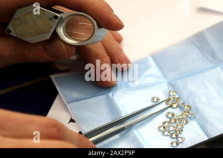 Ramat Gan, Israël. 10 février 2020. Les diamants en vrac sont illustrés à la semaine internationale du diamant en Israël (IDWI) à Ramat Gan, en Israël, le 10 février 2020. L'IDWI s'est ouvert lundi à Ramat Gan sur l'immense espace commercial de la bourse de diamants d'Israël. Des centaines d'entreprises israéliennes et internationales de diamants assistent à l'événement qui se déroulera le 12 février 2020. Crédit: Chen Wenxian/Xinhua/Alay Live News Banque D'Images