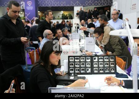 Ramat Gan, Israël. 10 février 2020. Les gens participent à la semaine internationale du diamant en Israël (IDWI) à Ramat Gan, en Israël, le 10 février 2020. L'IDWI s'est ouvert lundi à Ramat Gan sur l'immense espace commercial de la bourse de diamants d'Israël. Des centaines d'entreprises israéliennes et internationales de diamants assistent à l'événement qui se déroulera le 12 février 2020. Crédit: Chen Wenxian/Xinhua/Alay Live News Banque D'Images