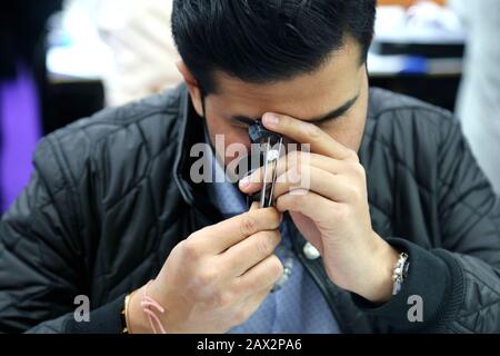 Ramat Gan, Israël. 10 février 2020. Un homme examine un diamant lâche pendant la semaine internationale du diamant en Israël (IDWI) à Ramat Gan, en Israël, le 10 février 2020. L'IDWI s'est ouvert lundi à Ramat Gan sur l'immense espace commercial de la bourse de diamants d'Israël. Des centaines d'entreprises israéliennes et internationales de diamants assistent à l'événement qui se déroulera le 12 février 2020. Crédit: Chen Wenxian/Xinhua/Alay Live News Banque D'Images