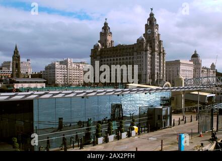 AJAXNETPHOTO. 2012. LIVERPOOL, ANGLETERRE. - LIVERPOOL ROYAL LIVER, CUNARD ET LES BÂTIMENTS DE L'AUTORITÉ PORTUAIRE VU DU NOUVEAU TERMINAL DE CROISIÈRE. PHOTO: JONATHAN EASTLAND/AJAX REF: D2X122902 2106 Banque D'Images