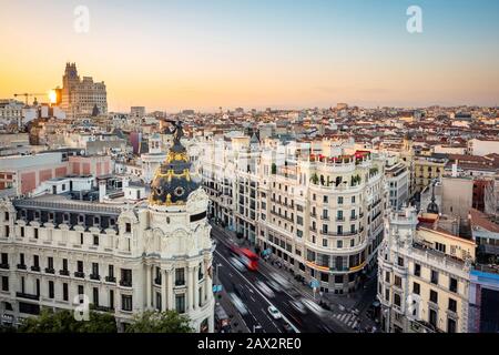 Bâtiments historiques sur la rue Gran Via au coucher du soleil dans le centre de Madrid, la capitale et la plus grande ville d'Espagne. Banque D'Images