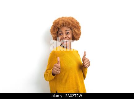 Portrait d'une jeune femme africaine souriante montrant des pouces vers le haut. Banque D'Images