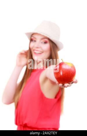 Femme fille charmante de longs cheveux de couleur d'été portant hat détient big red pomme fruit. La saine alimentation, la nourriture végétarienne, régimes et personnes conce Banque D'Images