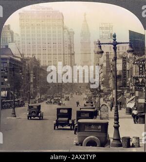 1909 CA, États-Unis : PHILADELPHIE , Pennsylvanie : En Regardant vers le nord sur Broad Street , Hôtel de Ville en distance - città - VILLE - traffico cittadino stradale - AUTO - automobiles - VOITURES - FOTO STORICHE - PHOTOS D'HISTOIRE - ARCHITECTURE - ARCHITETTURA - GEOGRAFIA - GÉOGRAPHIE - grattacielo - grattacieli - strada - via - avenue - rue - passanti - PANORAMA - teleilismo - FILADELFIA --- Archivio GBB Banque D'Images