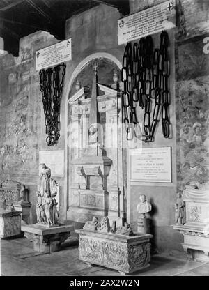 1890 CA , PISA, ITALIE : l'intérieur DE CAMPOSANTO . Anciennes chaînes qui ont fermé l'Arno et buste de Conte Camillo Benso di Cavour . Photo par photographe non identifié . - Architecture - ARCHITECTURE - ITALIE - FOTO STORICHE - HISTOIRE - GEOGRAFIA - GÉOGRAPHIE - GEOGRAFIA - FOTO STORICHE - HISTOIRE - HISTORIQUE - ARCHITETTURA - ARCHITECTURE - EGLISE - Religione Cattolica - religion catholique - CIMITERO - CEMENTERIE - Cemetery - CATTEDRALE - TOSCANE --- - Archivio GBB Banque D'Images