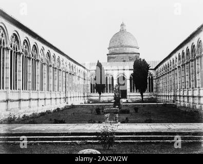 1890 CA , PISA, ITALIE : l'intérieur DE CAMPOSANTO . Photo par photographe non identifié . - Architecture - ARCHITECTURE - ITALIE - FOTO STORICHE - HISTOIRE - GEOGRAFIA - GÉOGRAPHIE - GEOGRAFIA - FOTO STORICHE - HISTOIRE - HISTORIQUE - CAMPO SANTO - ARCHITETTURA - ARCHITECTURE - EGLISE - Religione Cattolica - religion catholique - CIMITERO - CEMENTERIE - Cemetery - CATTEDRALE - TOSCANA - CEMITERO Toscane - -- Archivio GBB Banque D'Images