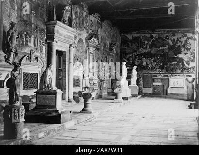 1890 CA , PISA, ITALIE : l'intérieur DE CAMPOSANTO . Galleria dell' INCONSOLALABLE . Photo par photographe non identifié . - Architecture - ARCHITECTURE - ITALIE - FOTO STORICHE - HISTOIRE - CAMPO SANTO - GEOGRAFIA - GÉOGRAPHIE - GEOGRAFIA - FOTO STORICHE - HISTOIRE - HISTORIQUE - ARCHITETTURA - ARCHITECTURE - ÉGLISE - religion Cattolica - religion catholique - CIMITERO - CEMENTERIE - Cemetery - CATTEDRALE - TOSCANA - CEMENTINA Toscane - -- Archivio GBB Banque D'Images