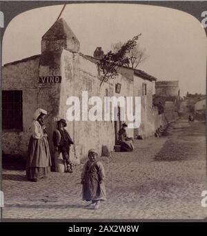 1897 CA , ROMA , ITALIE : LA VOIE APPIENNE , construit le IV siècle C.-B. de Rome à Brindisi . sur cette photo près du mausolée CECILIA METELLA . Photo par underwood et Underwood , USA - ROME - ITALIE - FOTO STORICHE - HISTOIRE - GEOGRAFIA - GÉOGRAPHIE - ARCHITETTURA - ARCHITECTURE - ROME - ROMA - via - strada - bambini - bambini - bambini in costami folkloristici - enfants - enfant - enfance - infanzia - -- Archivio GBB Banque D'Images