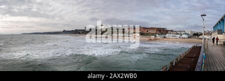 Vue panoramique sur le front de mer de Bournemouth depuis la jetée de Bournemouth, Dorset, Royaume-Uni, le 7 février 2020 Banque D'Images