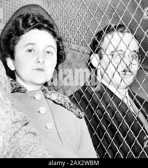 1951 , NEW YORK , États-Unis : Julius et Ethel Rosenberg, séparés par un écran à fil lourd lorsqu'ils quittent la Cour américaine après avoir été jugés coupables par jury . Photo de ROGER HIGGINS , télégramme mondial . Ethel Greenglass Rosenberg ( 1915 – 1953 ) et Julius Rosenberg ( 1918 – 1953 ) étaient des communistes juifs américains qui ont été condamnés et exécutés en 1953 pour conspiration pour commettre des actes d'espionnage en temps de guerre. Les accusations ont trait à leur transmission d'informations sur la bombe atomique à l'Union soviétique. C'était la première exécution de civils pour espionnage dans l'histoire des États-Unis. En 1995, le gouvernement américain Banque D'Images