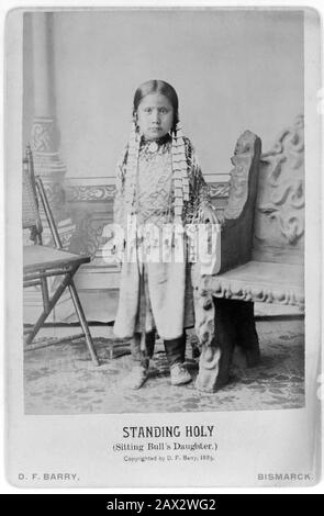 1885 : le petit L'indien Hunkpapa Lakota Sioux chef ASSIS BULL ( 1831 CA - 1890 ) fille DEBOUT SAINT . Photo de D. F. Barry , Bismark , Dakota . - Buffalo Bill's Wild West Show - Tatanka Lyotake - Epopea del Selvaggio WEST - NATIFS AMÉRICAINS - INDIANO d'AMÉRIQUE - Indiani - pellerossa - squaw - TORO SEDUTO - bambini - petite fille - enfance - infanzia - enfant - enfants - treccie - PORTRAIT - RITRATTO - HISTOIRE - FOTO STORICHE - --- ARCHIVIO GBB Banque D'Images