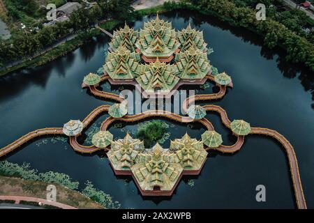 Vue aérienne du pavillon Du Siam, Éclairé à l'ancien, près de Bangkok, Thaïlande. Banque D'Images