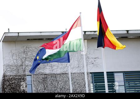 Berlin, Allemagne. 10 février 2020. Berlin: Drapeaux de sauvetage devant la Chancellerie fédérale (photo de Simone Kuhlmey/Pacific Press) crédit: Pacific Press Agency/Alay Live News Banque D'Images