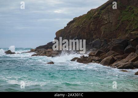 Vagues À Porthgwarra Cove Banque D'Images