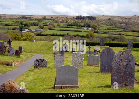 Jardin, église St Pancras, Wideecombe dans le Moor, Devon, Angleterre, avec vue sur la campagne voisine Banque D'Images