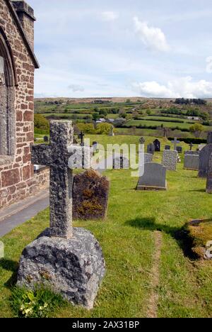 Jardin, église St Pancras, Wideecombe dans le Moor, Devon, Angleterre, avec vue sur la campagne voisine Banque D'Images