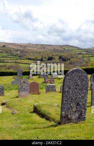 Jardin, église St Pancras, Wideecombe dans le Moor, Devon, Angleterre, avec vue sur la campagne voisine Banque D'Images