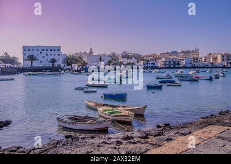 Arrecife, Lanzarote - 27 décembre 2019: Le petit port d'Arrecife appelé - El charco de San Gines. Arrecife est la capitale de Lanzarote, îles Canaries. Banque D'Images