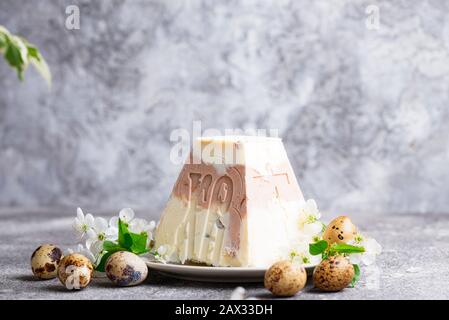 Chalet traditionnel de Pâques fromage  + dessert Banque D'Images