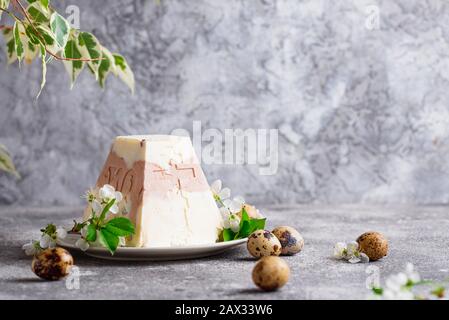 Chalet traditionnel de Pâques fromage  + dessert Banque D'Images