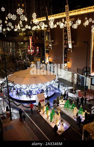 Denver, Colorado - 31 décembre 2019 : des personnes non identifiées et leurs enfants non identifiés qui mangent le carrousel placé dans le centre-ville de Denver, Colorado Banque D'Images