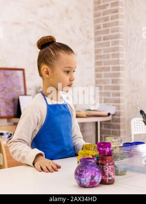 fille de 6 ans dans un studio d'art. Master class dans le studio Ebru - l'art de la peinture sur l'eau. Banque D'Images