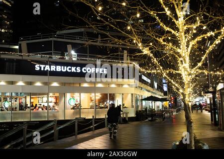 Denver, Colorado - 31 décembre 2019 : des personnes non identifiées marchant dans le centre commercial de la 16ème rue avec le Starbucks Store à l'arrière à Denver, Colorado Banque D'Images