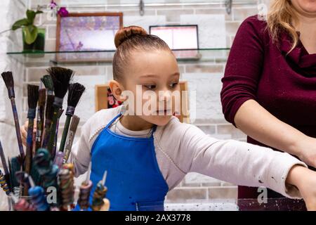 l'enseignant de femme montre les techniques de fille pour la création de peintures. Master class dans le studio Ebru - l'art de la peinture sur l'eau. Banque D'Images