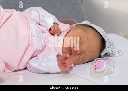 Peu De 15 Jours Bebe Couche En Toute Securite Sur Les Bras De Son Pere Sur Un Fond Noir Photo Stock Alamy