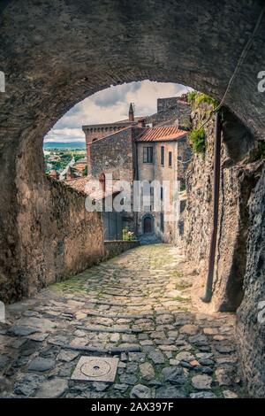 Ancienne partie de Bolsena avec ses marches en pierre escarpées ruelles étroites, les arches et l'ancien médiéval sur l'ancienne via francigena et la route impériale Banque D'Images