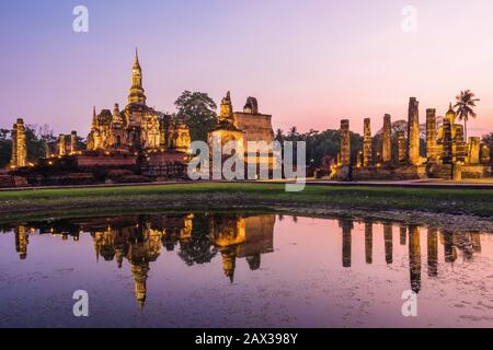 Parc historique de Sukhothai, Thaïlande, vue sur les ruines du temple de Wat Mahathe au coucher du soleil. Banque D'Images