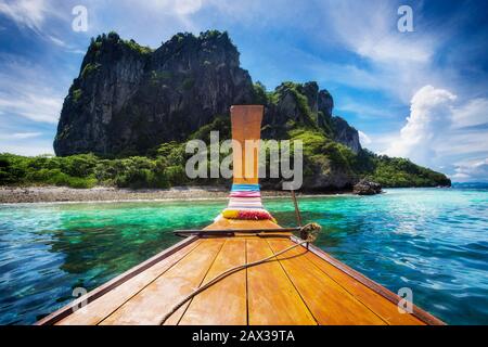 Bateau à queue longue traditionnel sur le chemin de Maya Bay sur l'île de Koh Phi Phi, Krabi, Thaïlande du Sud. Banque D'Images