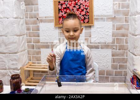 Master class dans le studio Ebru - l'art de "peindre sur l'eau." la jeune fille de 6 ans attire Ebru Banque D'Images