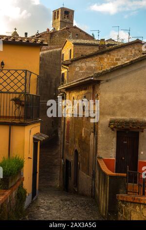 Vieux bâtiments et château dans le village historique de Proceno, Latium, Italie Banque D'Images