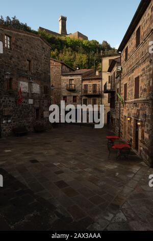 Rues anciennes de Radicofani avec l'imposant château de Cassero Fortness Surplombant principalement ce hameau toscan de Toscane Italie Banque D'Images