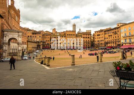 Piazza del Campo, UNESCO site classé au patrimoine mondial Palazzo Piazzico, hôtel de ville gothique, et Torre del Mangia, Sienne Italie Banque D'Images