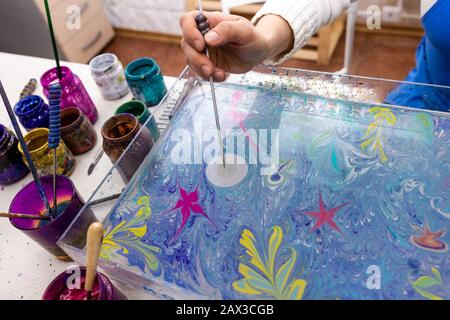 Master class dans le studio Ebru - l'art de "peindre sur l'eau." les détails du motif sur l'eau. Banque D'Images