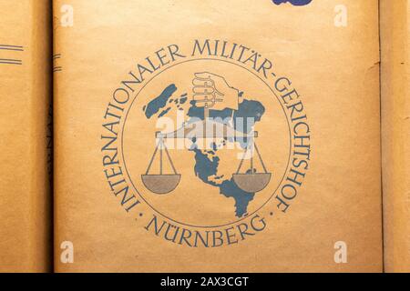 Logo des procès de Nuremberg sur les transcriptions des procès exposées dans le Centre de documentation du parc des rallyes du Parti nazi, Nuremberg, Bavière, Allemagne. Banque D'Images