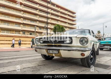 Ford Mustang Shelby, voiture classique, garé dans la rue. Banque D'Images