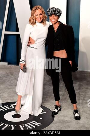 Maria Bello (à gauche) et Dominique Crenn assistaient au Vanity Fair Oscar Party qui s'est tenu au Wallis Annenberg Center for the Performing Arts à Beverly Hills, Los Angeles, Californie, États-Unis. Banque D'Images