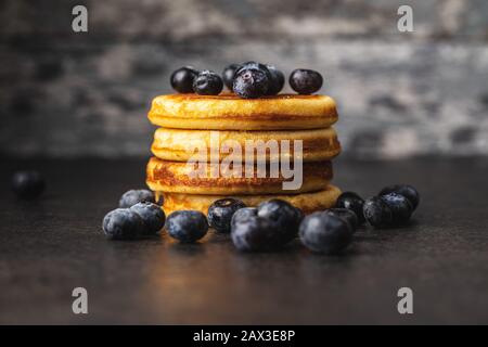 Crêpes et bleuets maison sur la table de cuisine ancienne. Banque D'Images