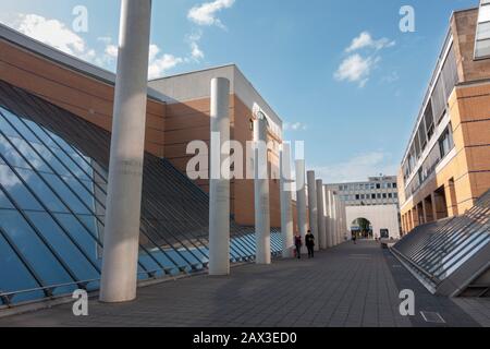 Déclaration universelle des droits de l'homme inscrite sur les colonnes de Straße der Menschenrechte (Human Rights Road), Nuremberg, Bavière, Allemagne. Banque D'Images