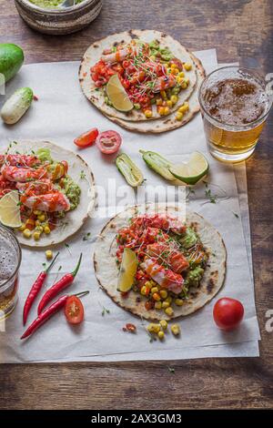 Tacos mexicains avec procédé de fabrication de viande de crabe, vue de dessus Banque D'Images
