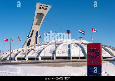 Montréal, CA - 8 février 2020 : le Stade olympique de Montréal et sa tour inclinée en hiver Banque D'Images