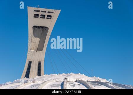 Montréal, CA - 8 février 2020 : le Stade olympique de Montréal et sa tour inclinée en hiver Banque D'Images