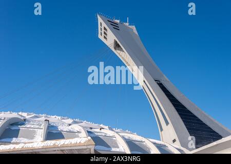 Montréal, CA - 8 février 2020 : le Stade olympique de Montréal et sa tour inclinée en hiver Banque D'Images