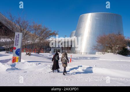 Montréal, CA - 8 février 2020 : Planétarium Rio Tinto Alcan de Montréal en hiver Banque D'Images