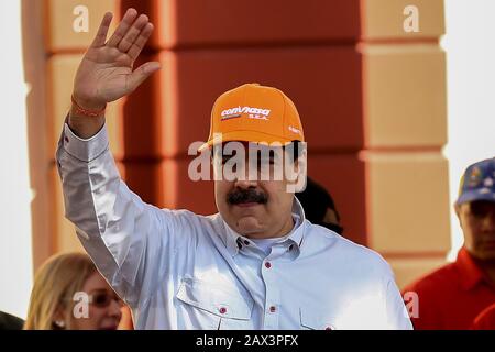 10 février 2020, Venezuela, Caracas: Nicolas Maduro, président du Venezuela, porte un plafond de la compagnie aérienne vénézuélienne Conviasa et adresse des vagues aux partisans dans une protestation contre l'annonce de nouvelles sanctions américaines contre la compagnie aérienne vénézuélienne. « la compagnie aérienne d'État Conviasa soutient le régime illégal de Maduro par des vols de fonctionnaires de son régime corrompu dans le monde entier », a cité le secrétaire au Trésor américain Mnukhin dans l'annonce. Devant les partisans, le chef de l'État vénézuélien s'est contre : "nous allons faire appel à la Cour internationale de Justice". Photo: Pedro Rances Mattey/Dpa Banque D'Images